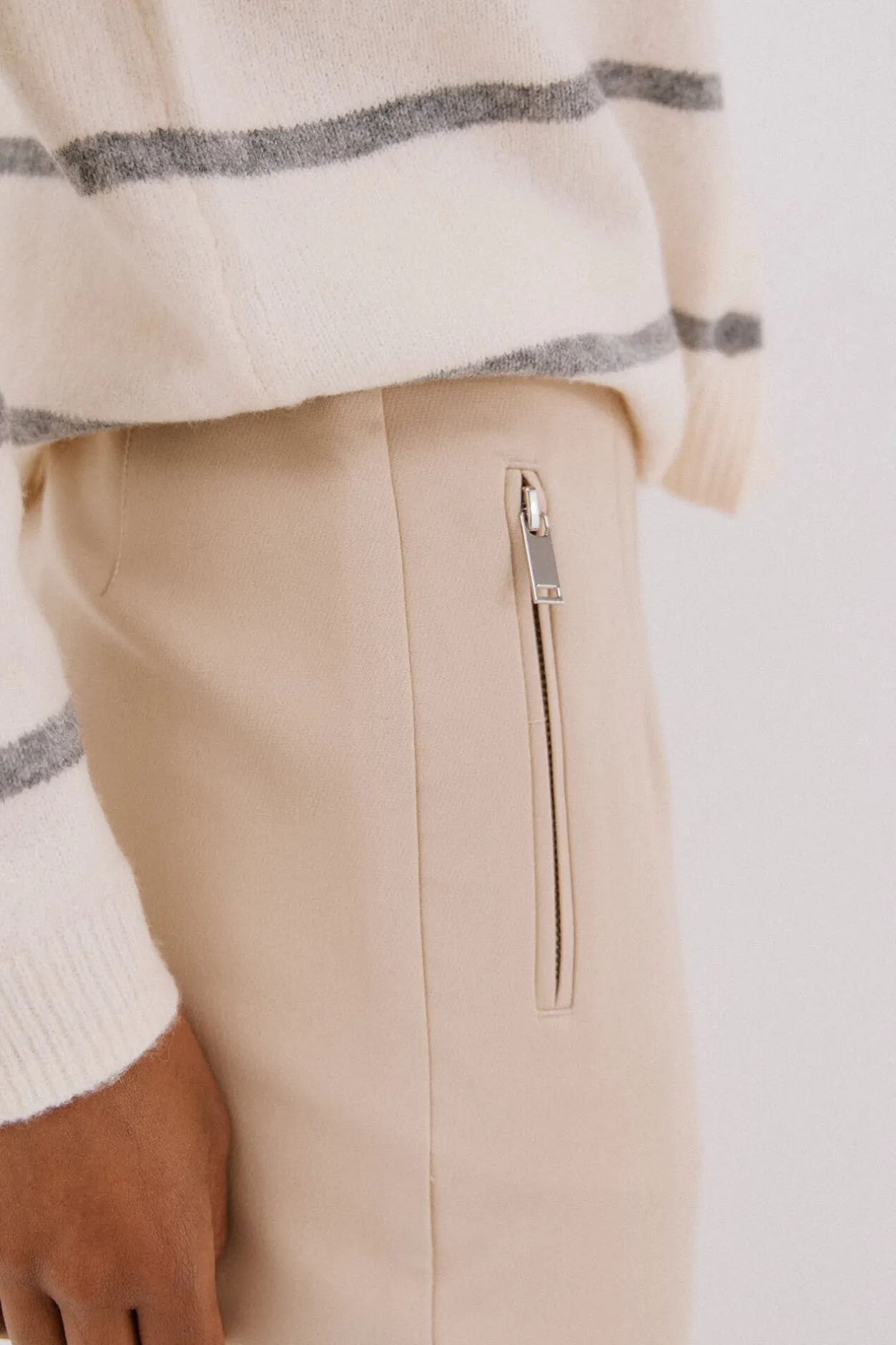 Cortefiel Pantalón cremalleras Beige Hot