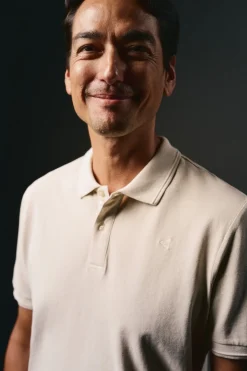 OOTO Polo piqué lavado bordado avión Beige