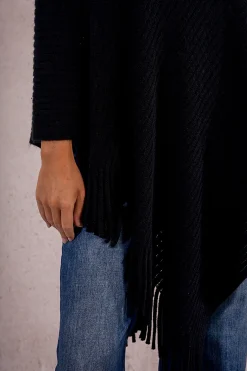 Molly Bracken Poncho asimétrico con flecos Negro New