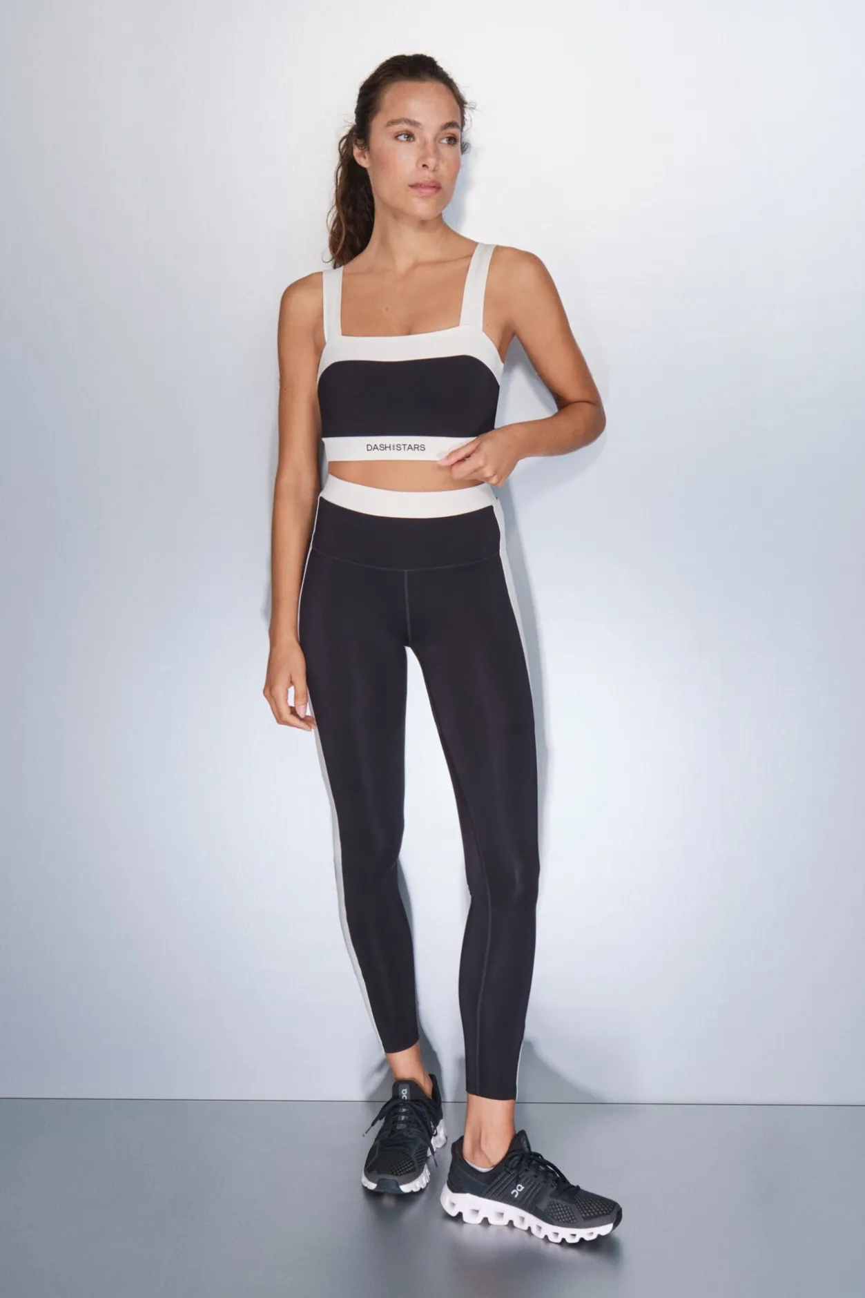 Dash and Stars Sujetador deportivo 4D Stretch bandeau blanco y negro Outlet