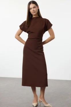 Trendyol Vestido midi con cuello vuelto marr&oacute;n Outlet