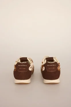 Pedro del Hierro Zapatillas de piel con estampado vaca Marr&oacute;n